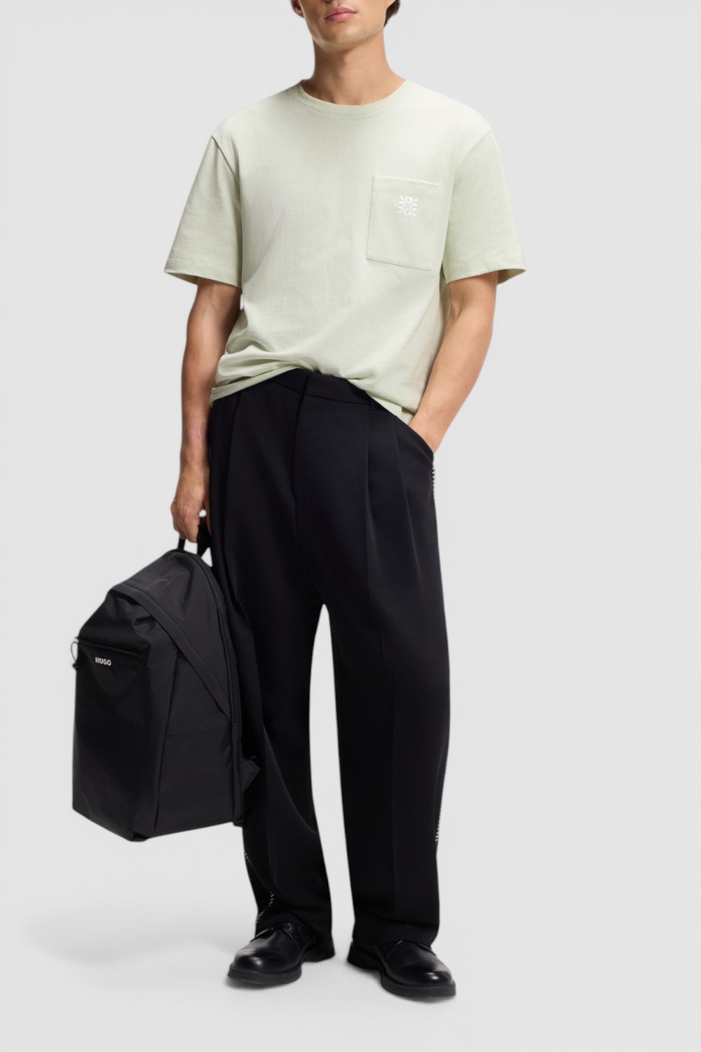 תמונת כל הלוק של חולצת טי בגזרה משוחררת